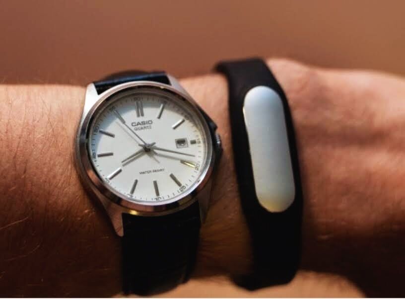 Носят ли с фитнес-браслетом классические часы?